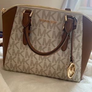 Micheal Kors Crossbody store
